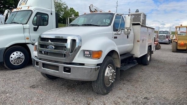 2006 Ford Super Duty F-750 XL's photo