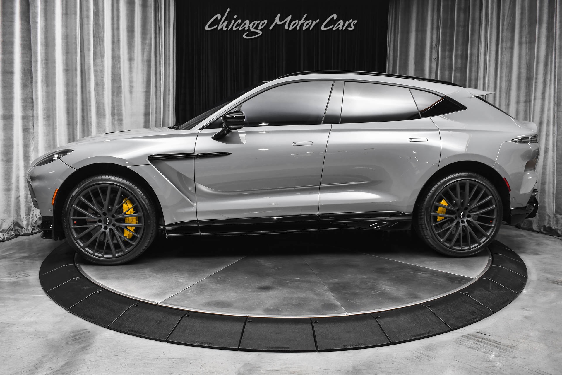 2025 Aston Martin DBX 4.0 V8 707 AWD's photo