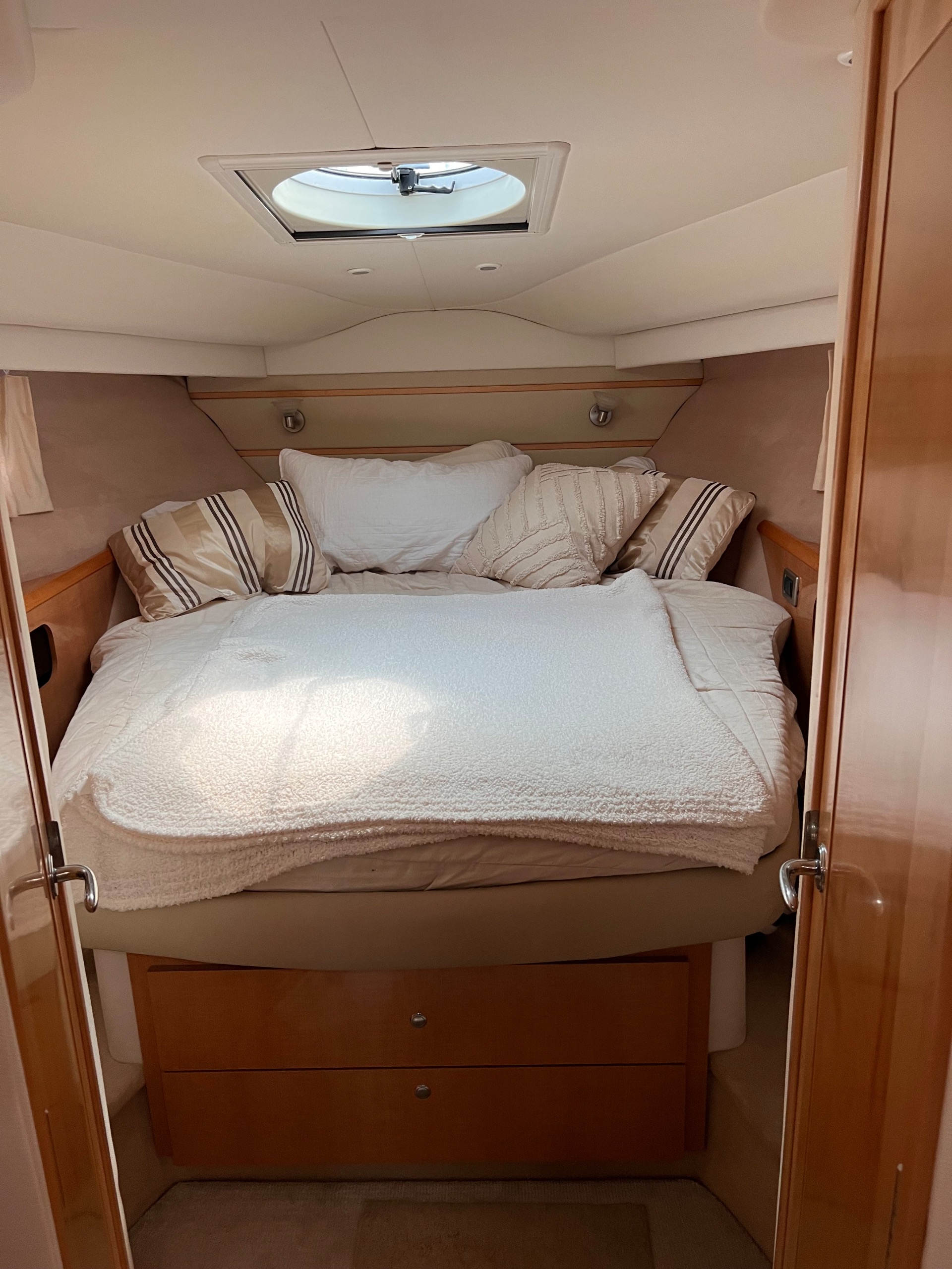 Used-2011-Four-Winns-V475-Only-750-Hours-Fully-Serviced-IP-600s-2-Heads-2-Staterooms