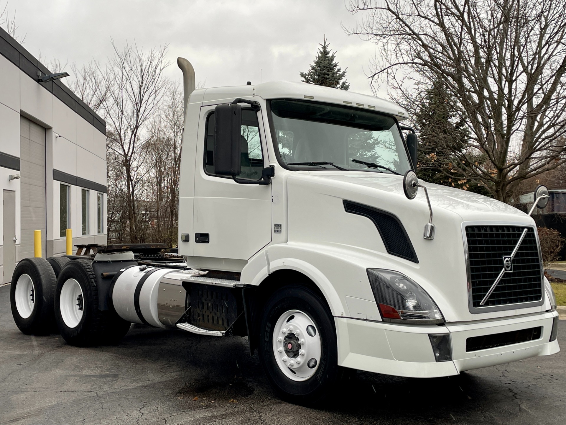 Used-2012-Volvo-VNL-Day-Cab---Volvo-D13-Turbo-Diesel---10-Speed-Manual---Low-Miles