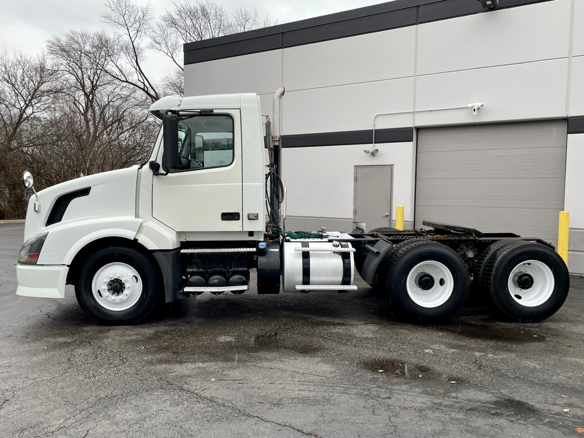 Used-2012-Volvo-VNL-Day-Cab---Volvo-D13-Turbo-Diesel---10-Speed-Manual---Low-Miles