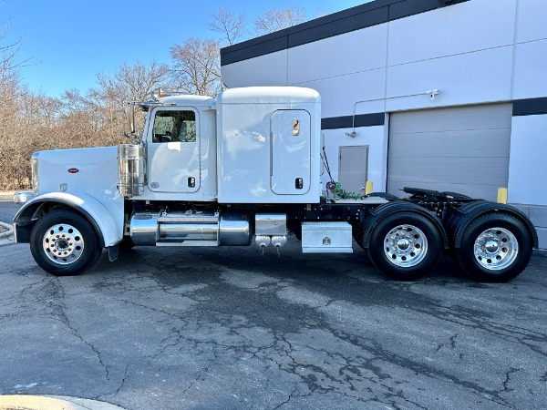 Used 2020 Peterbilt 389 Flat Top Sleeper - Cummins X15 - 565 Horsepower - 18 Speed Manual for sale Sold at Chicago Motor Cars in West Chicago IL 60185 2