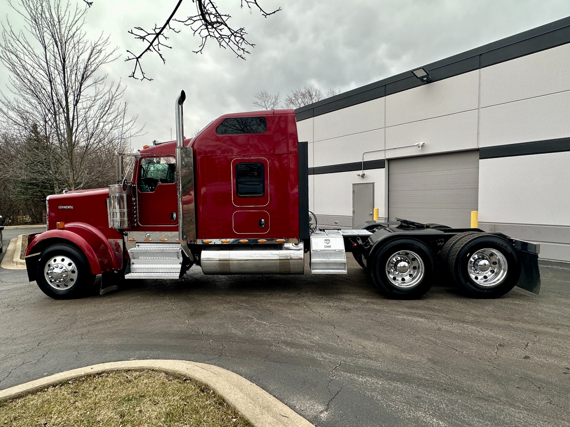 Used-2017-Kenworth-W900-Raised-Sleeper-GLIDER---CAT-3406---550-HP---18-Speed-Manual