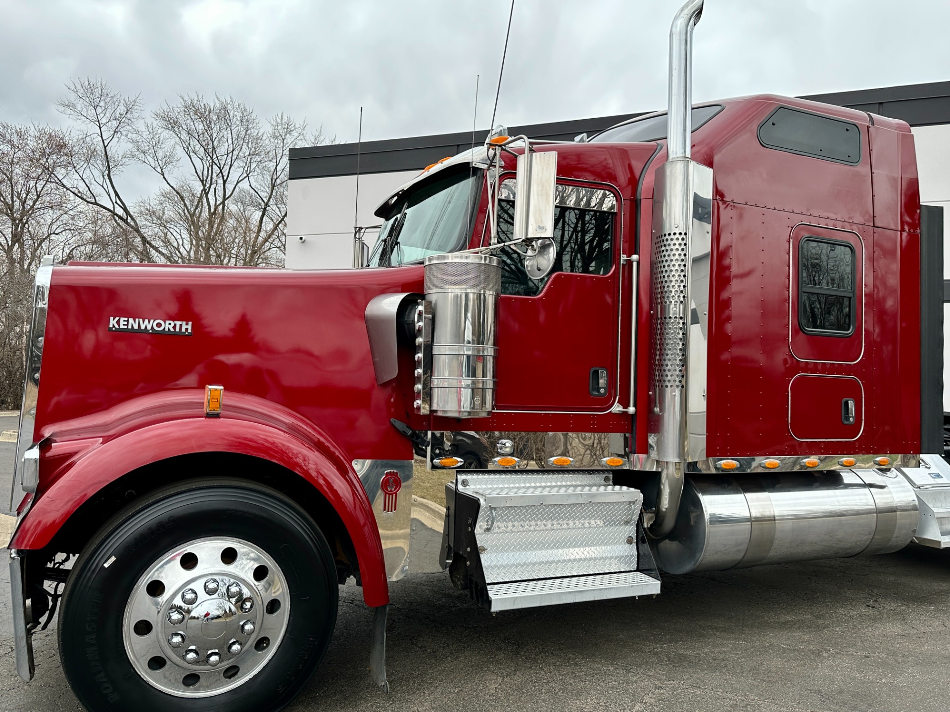 Used-2017-Kenworth-W900-Raised-Sleeper-GLIDER---CAT-3406---550-HP---18-Speed-Manual