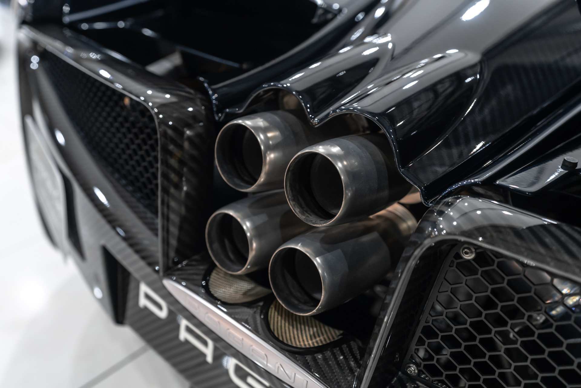 Used-2014-Pagani-Huayra-Coupe-1-of-ONLY-100-Full-Body-PPF-TONS-of-Carbon-Fiber-Service-Records