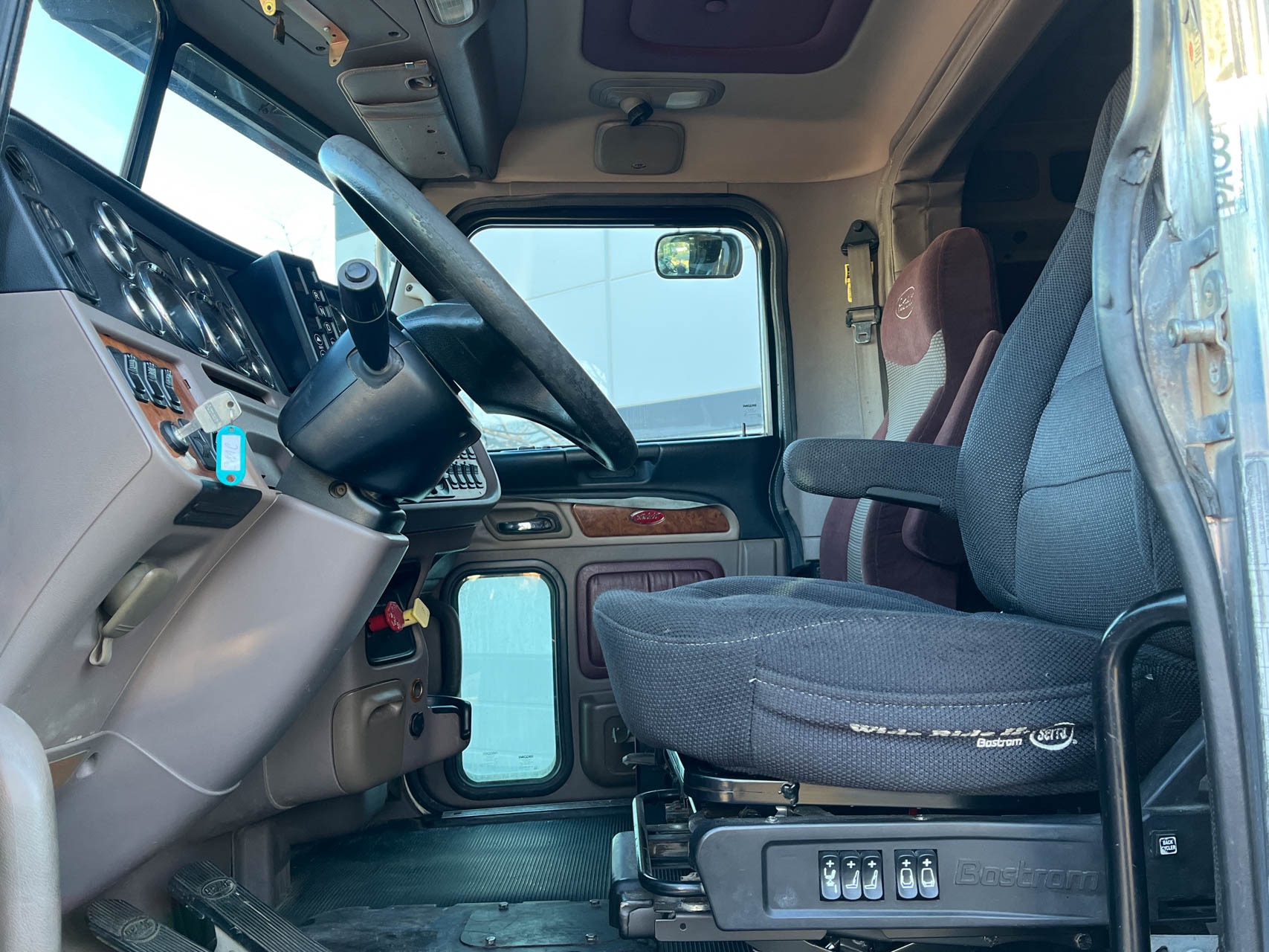 2010 PETERBILT 384 - Image 11