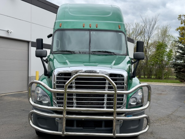 Used 2018 Freightliner Cascadia 125 SLEEPER - DETROIT Diesel - 505 Horsepower - automatic for sale Sold at Chicago Motor Cars in West Chicago IL 60185 2