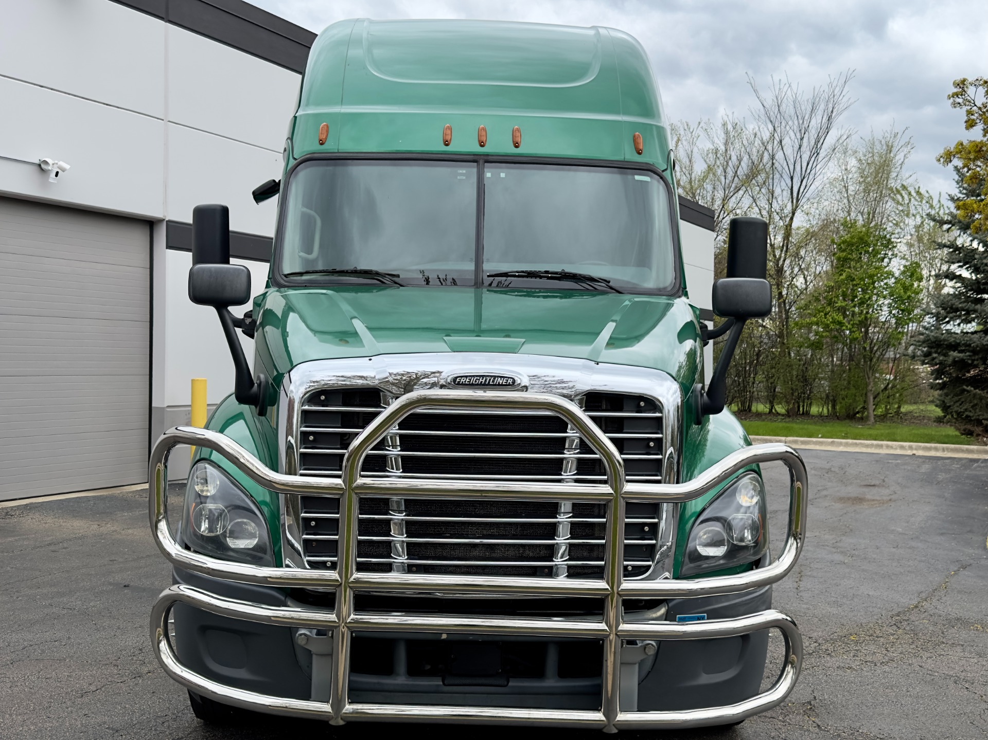 Used-2018-Freightliner-Cascadia-125-SLEEPER---DETROIT-Diesel---505-Horsepower---automatic