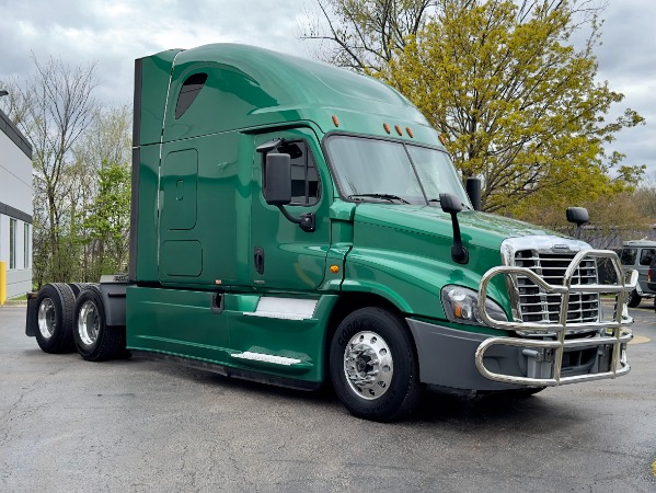 Used 2018 Freightliner Cascadia 125 SLEEPER - DETROIT Diesel - 505 Horsepower - automatic for sale Sold at Chicago Motor Cars in West Chicago IL 60185 3