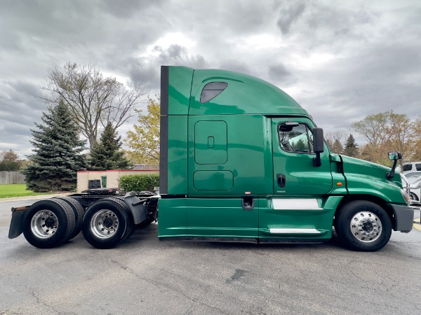 Used 2018 Freightliner Cascadia 125 SLEEPER - DETROIT Diesel - 505 Horsepower - automatic for sale Sold at Chicago Motor Cars in West Chicago IL 60185 4