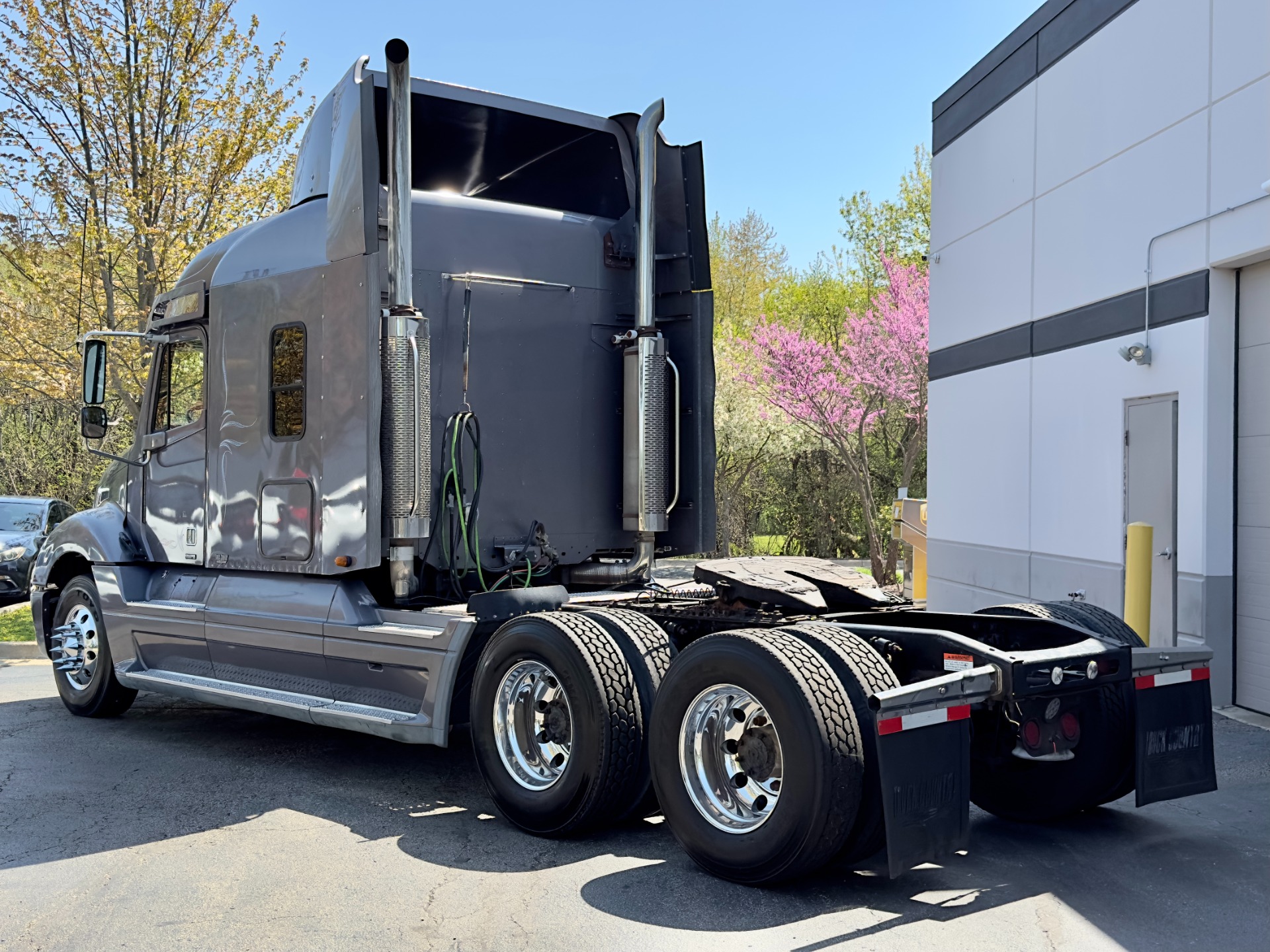 Used-2006-Freightliner-Columbia-Signature-Series-Sleeper---Cat-C15-Power---465-Horspower---18-Speed-Manual