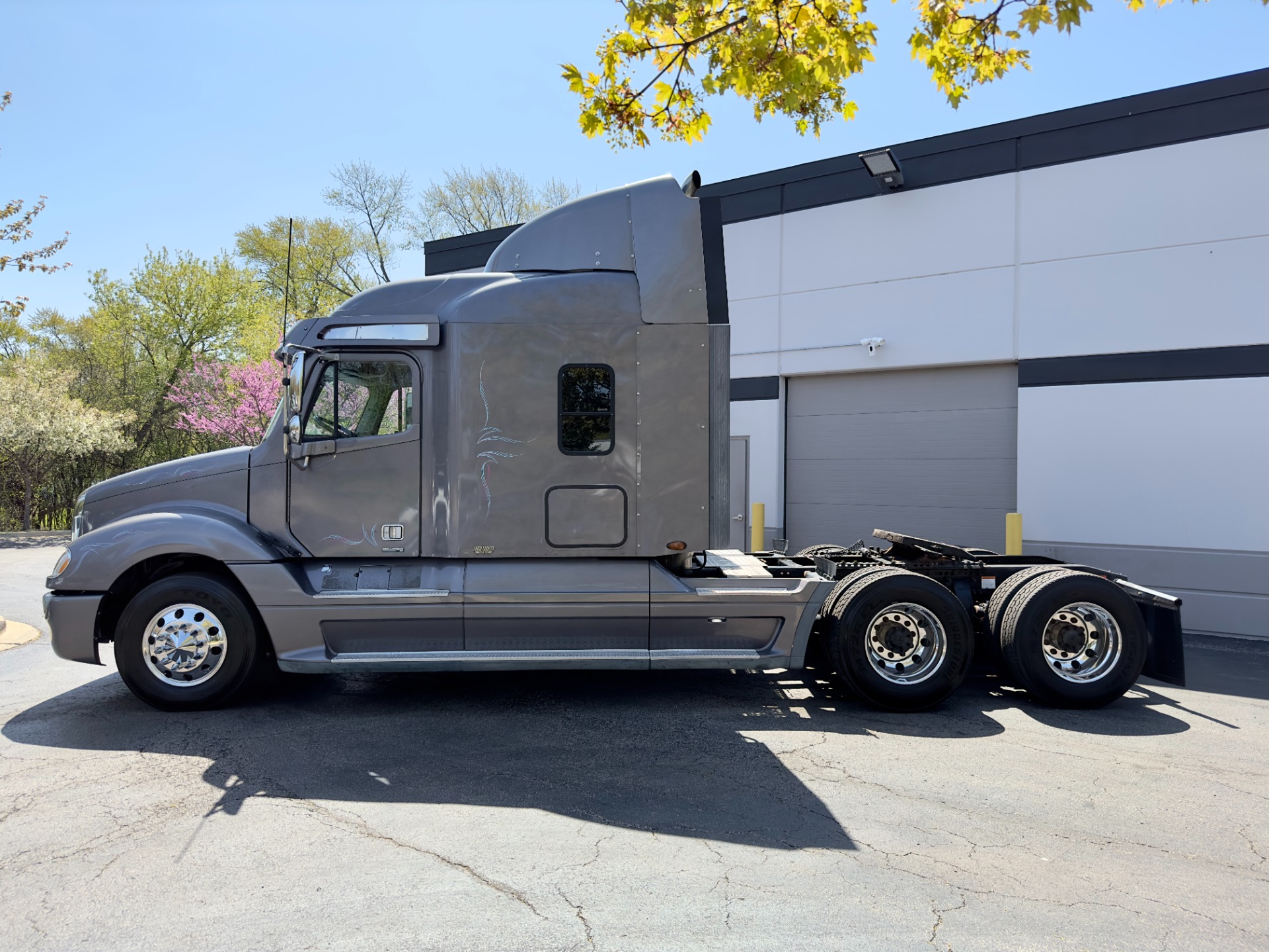 Used-2006-Freightliner-Columbia-Signature-Series-Sleeper---Cat-C15-Power---465-Horspower---18-Speed-Manual