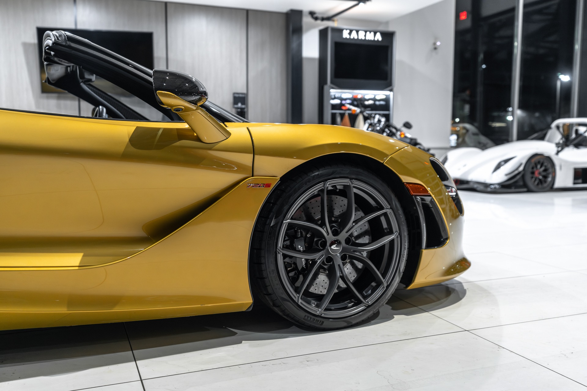 Used-2019-McLaren-720S-Spider-Luxury-Exterior-Carbon-Fiber-Pkg-Electrochomic-Roof-Just-Serviced