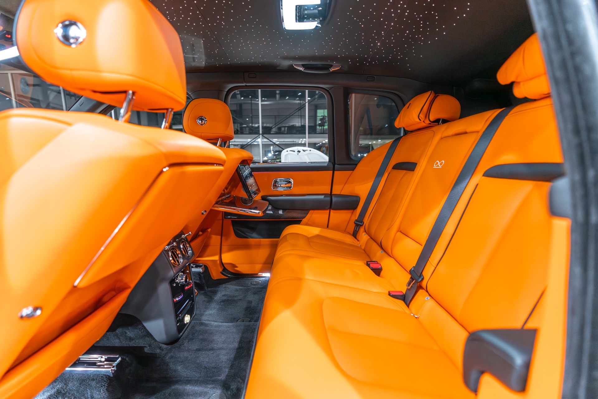 Used-2023-Rolls-Royce-Cullinan-Black-Badge-Original-MSRP-491750-Mandarin-Orange-Interior-Carbon-FIBER