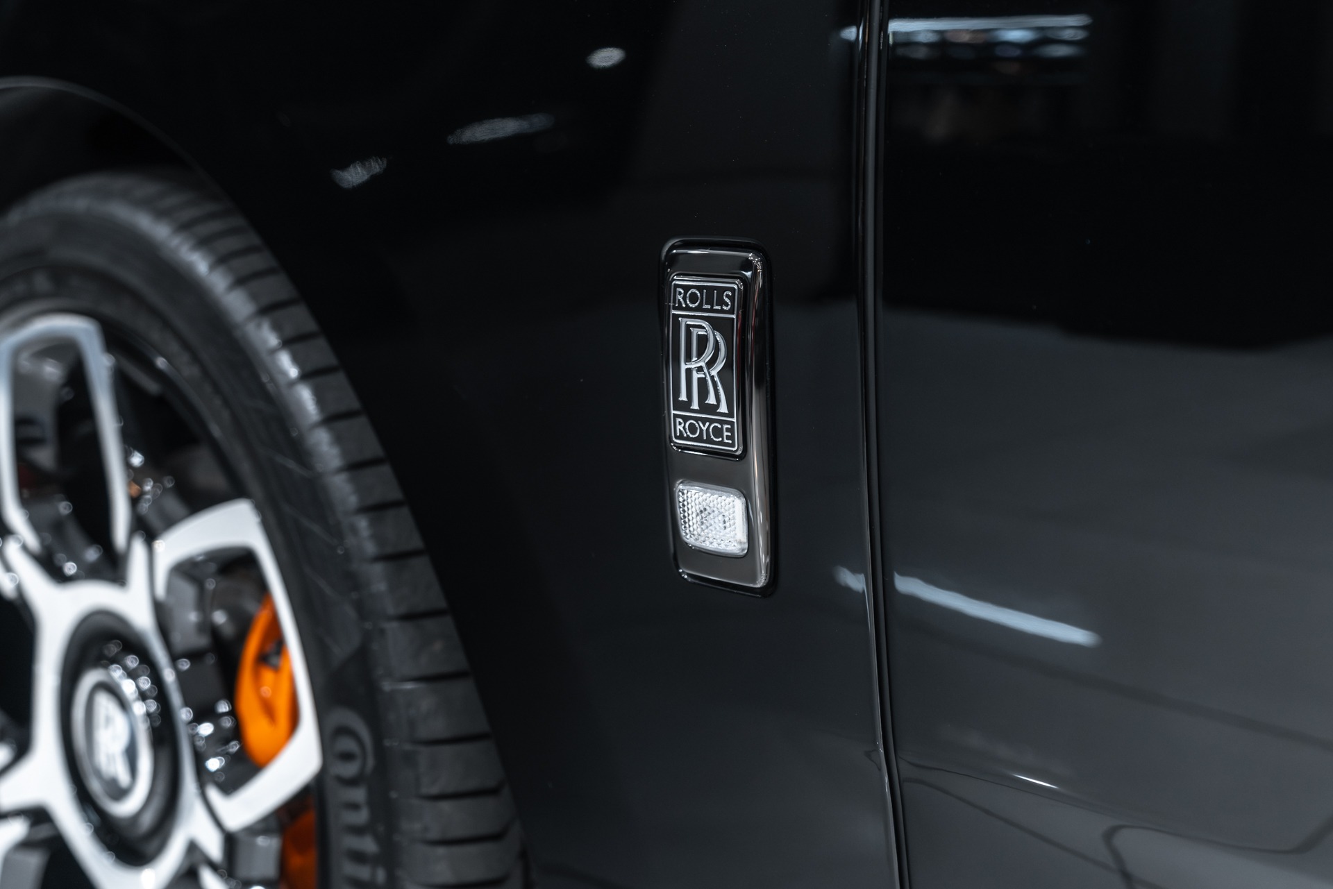 Used-2023-Rolls-Royce-Cullinan-Black-Badge-Original-MSRP-491750-Mandarin-Orange-Interior-Carbon-FIBER