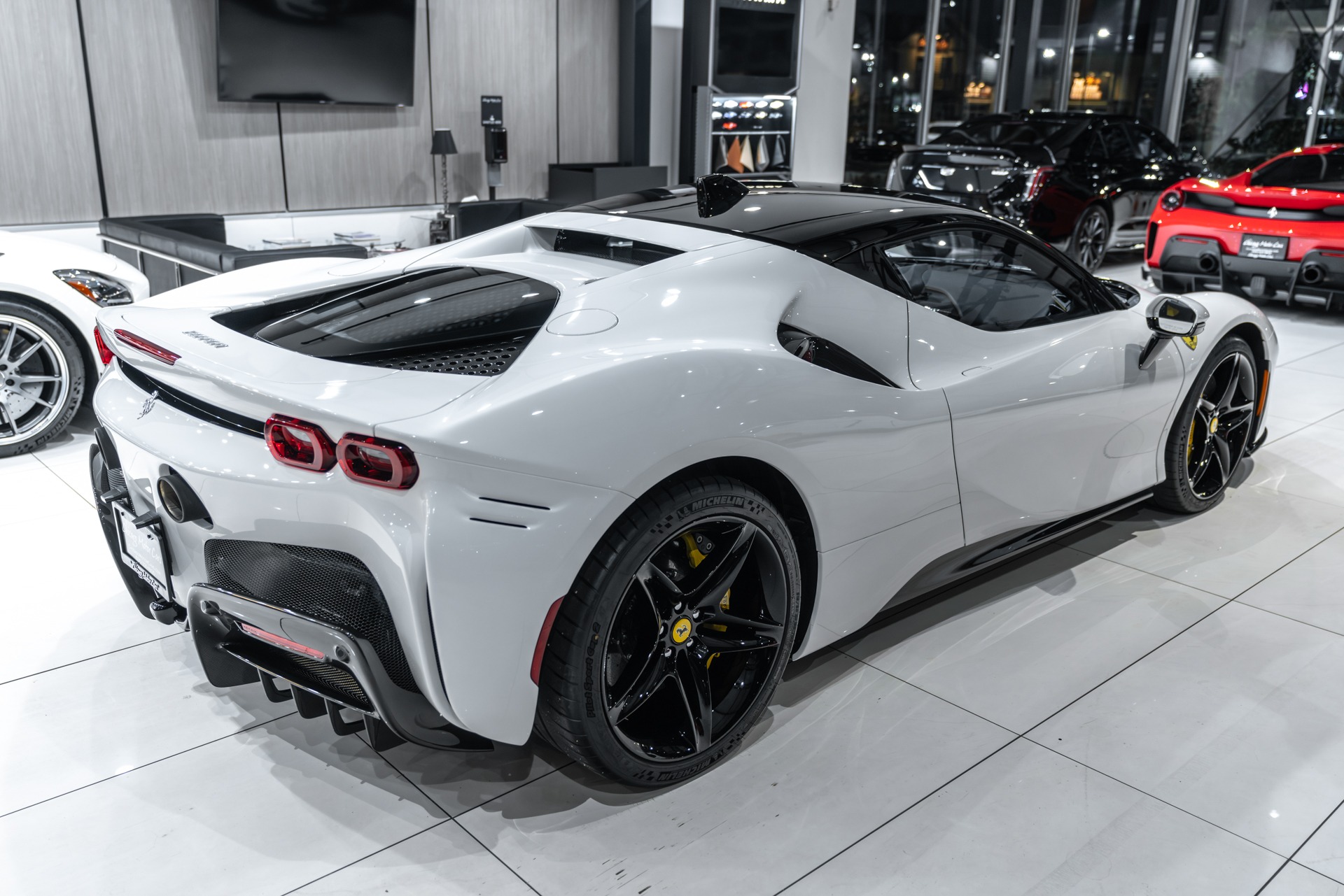 Used-2023-Ferrari-SF90-Stradale-Coupe-ONLY-261-Miles-136K-in-Options-HOT-Spec-TONS-of-Carbon-LIKE-NEW