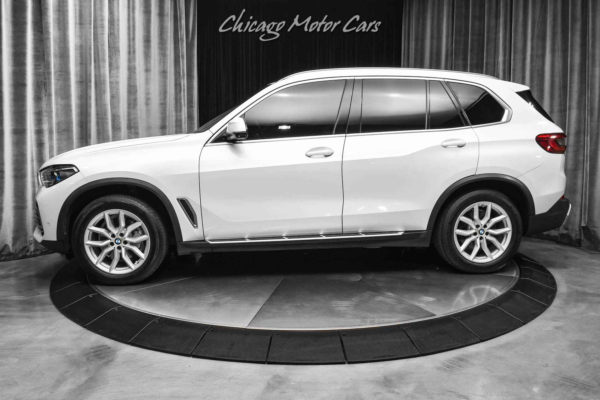 Used 2019 BMW X5 xDrive40i! Panoroof!! HUD! Heated Steering Wheel! Running Boards! Loaded! for sale Sold at Chicago Motor Cars in West Chicago IL 60185 1