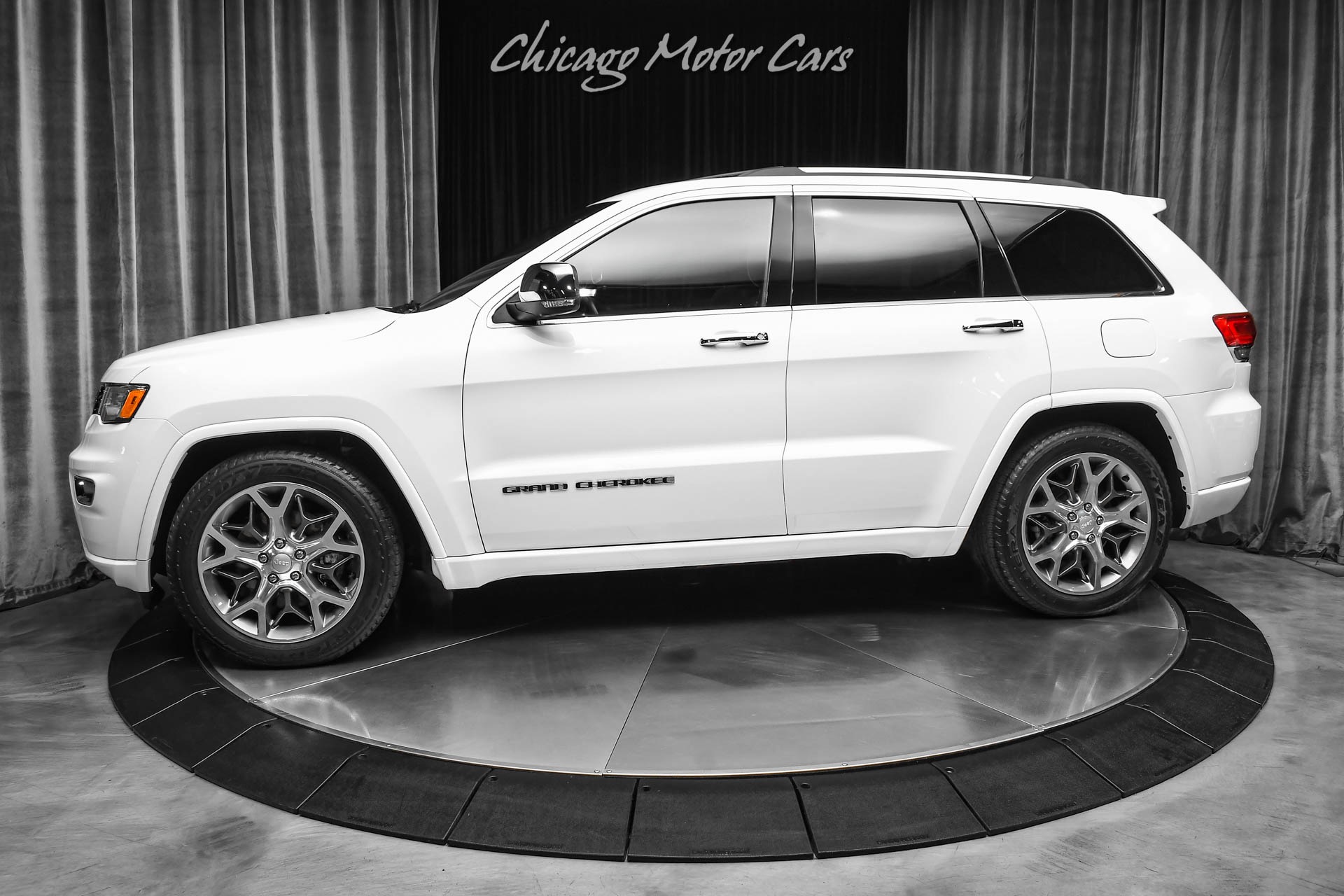 Used 2021 Jeep Grand Cherokee Overland! Dual Pane Roof! Leather! Heated & Cooled Seats! Towing Pkg! Loade for sale Sold at Chicago Motor Cars in West Chicago IL 60185 1