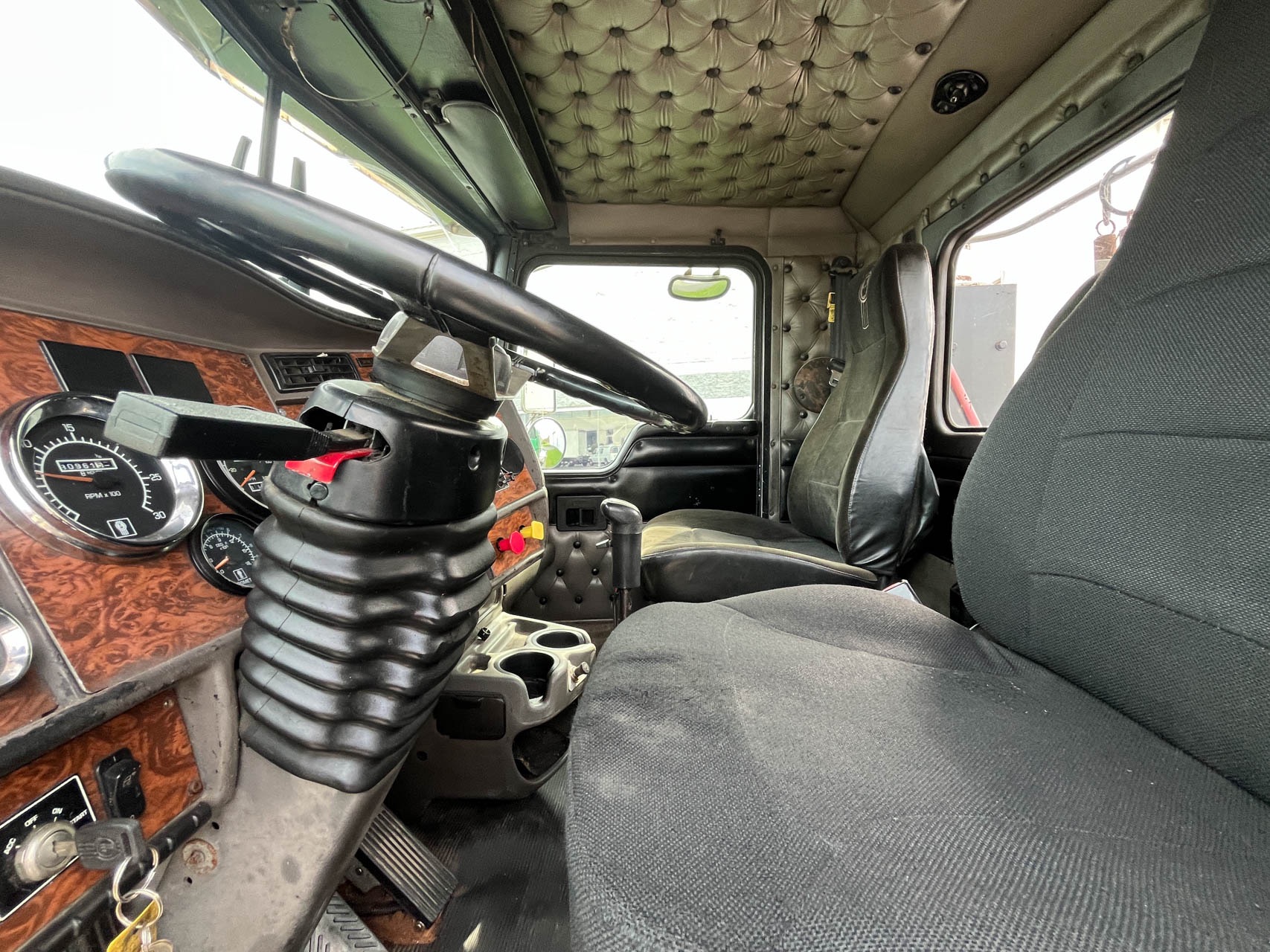 2002 KENWORTH T800 - Image 14