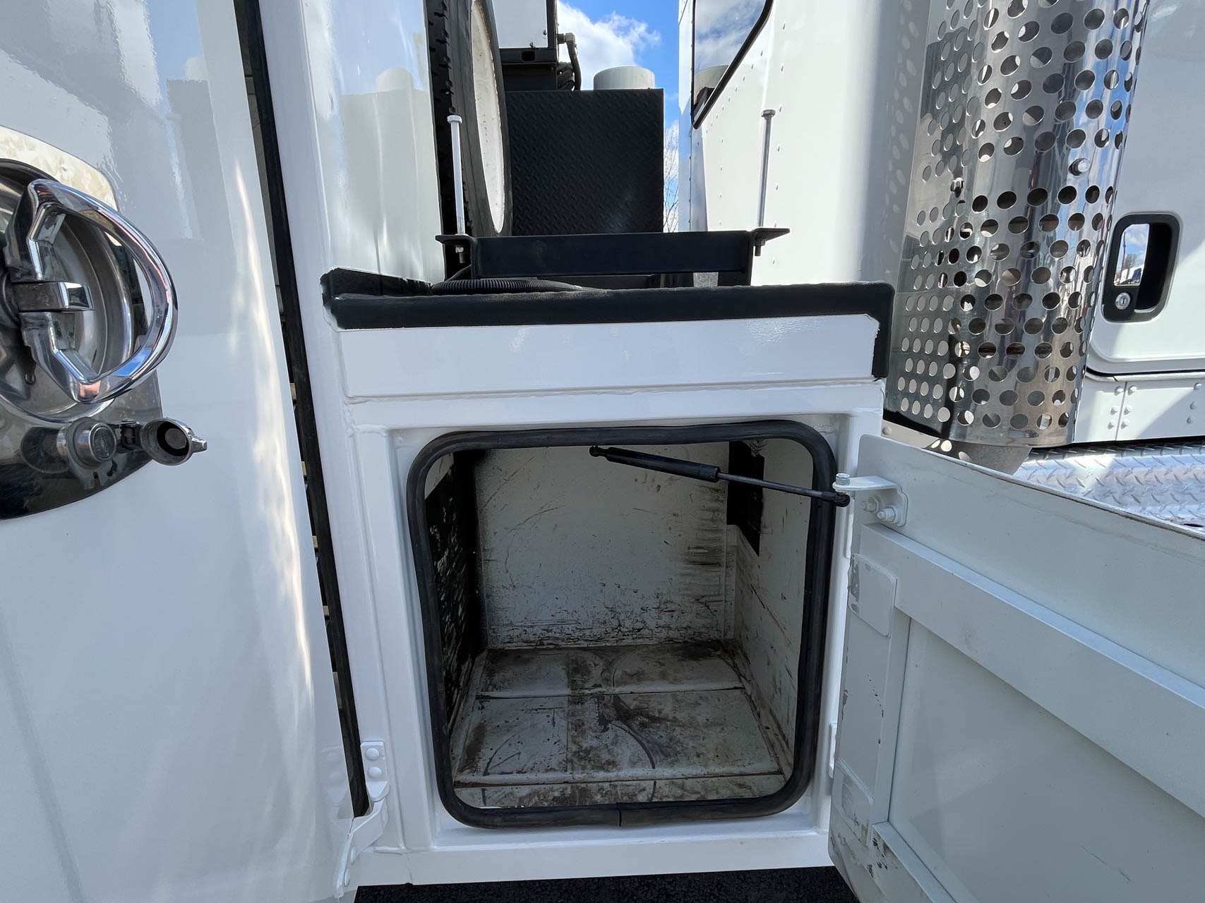 2016 KENWORTH T3 SERIES - Image 23