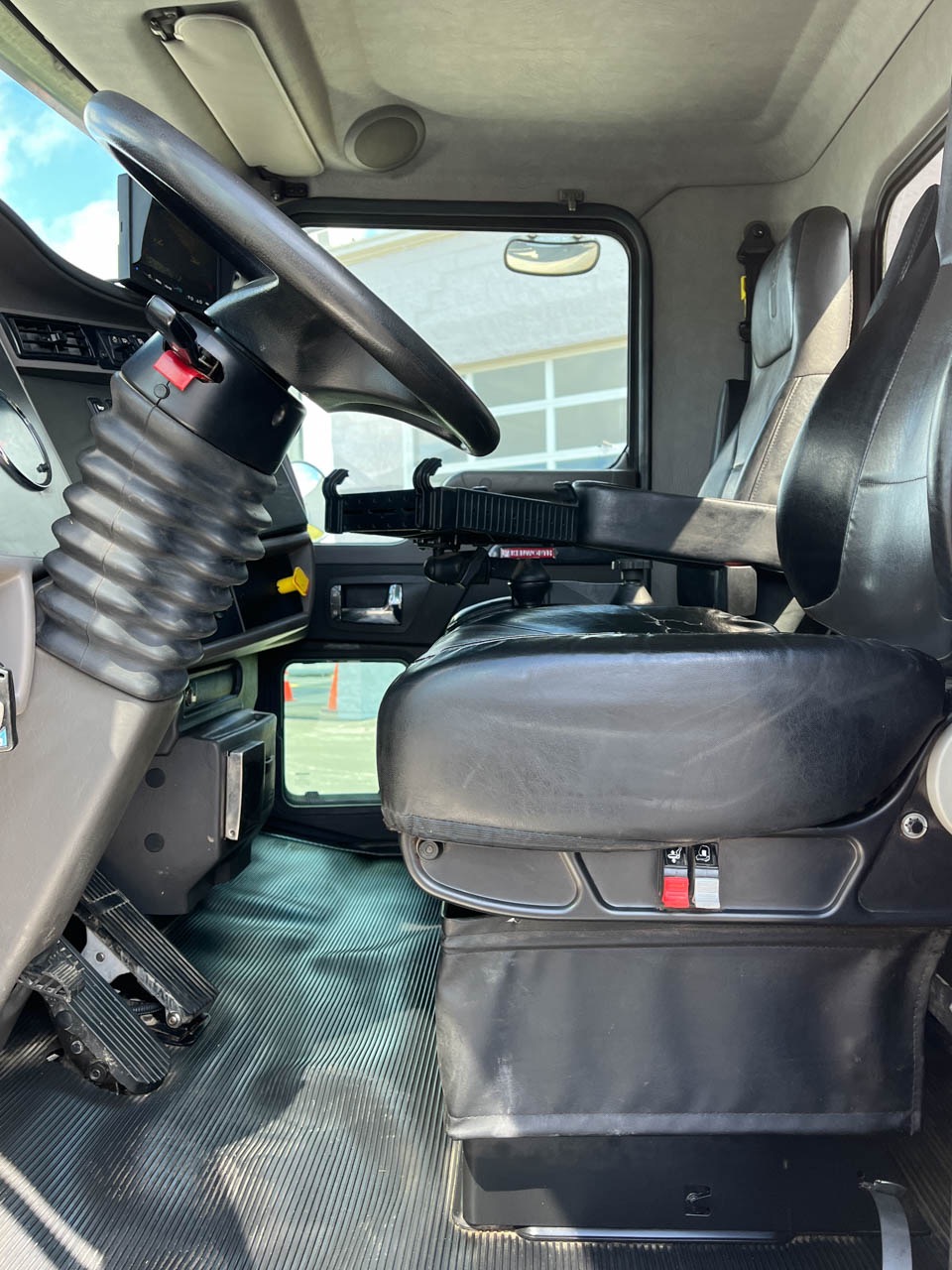 2016 KENWORTH T3 SERIES - Image 26