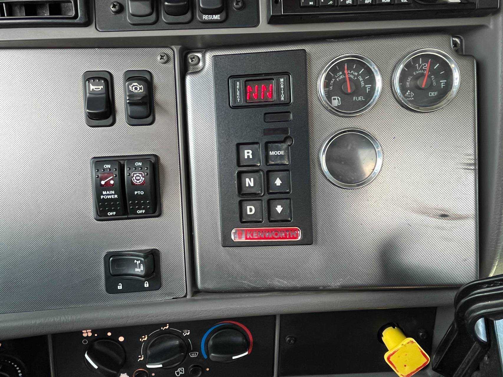 2016 KENWORTH T3 SERIES - Image 28