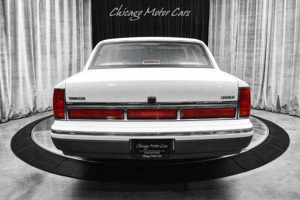 Used 1997 Lincoln Town Car Signature! Two Owner! Only 28k miles! Leather! Last Year Made! Garage Kept! for sale Sold at Chicago Motor Cars in West Chicago IL 60185 4