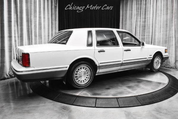 Used 1997 Lincoln Town Car Signature! Two Owner! Only 28k miles! Leather! Last Year Made! Garage Kept! for sale Sold at Chicago Motor Cars in West Chicago IL 60185 5