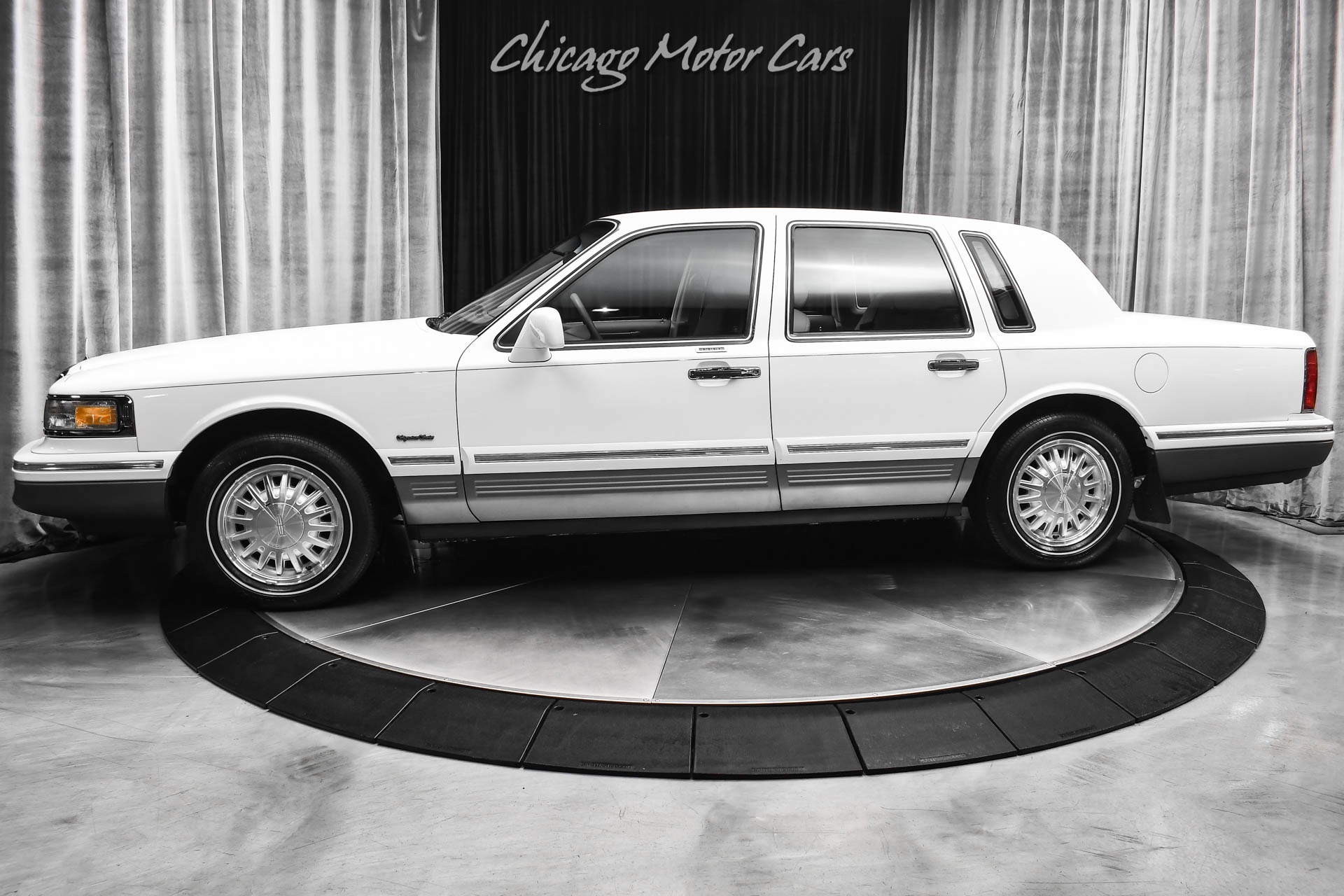 1997 LINCOLN TOWN CAR - Image 1