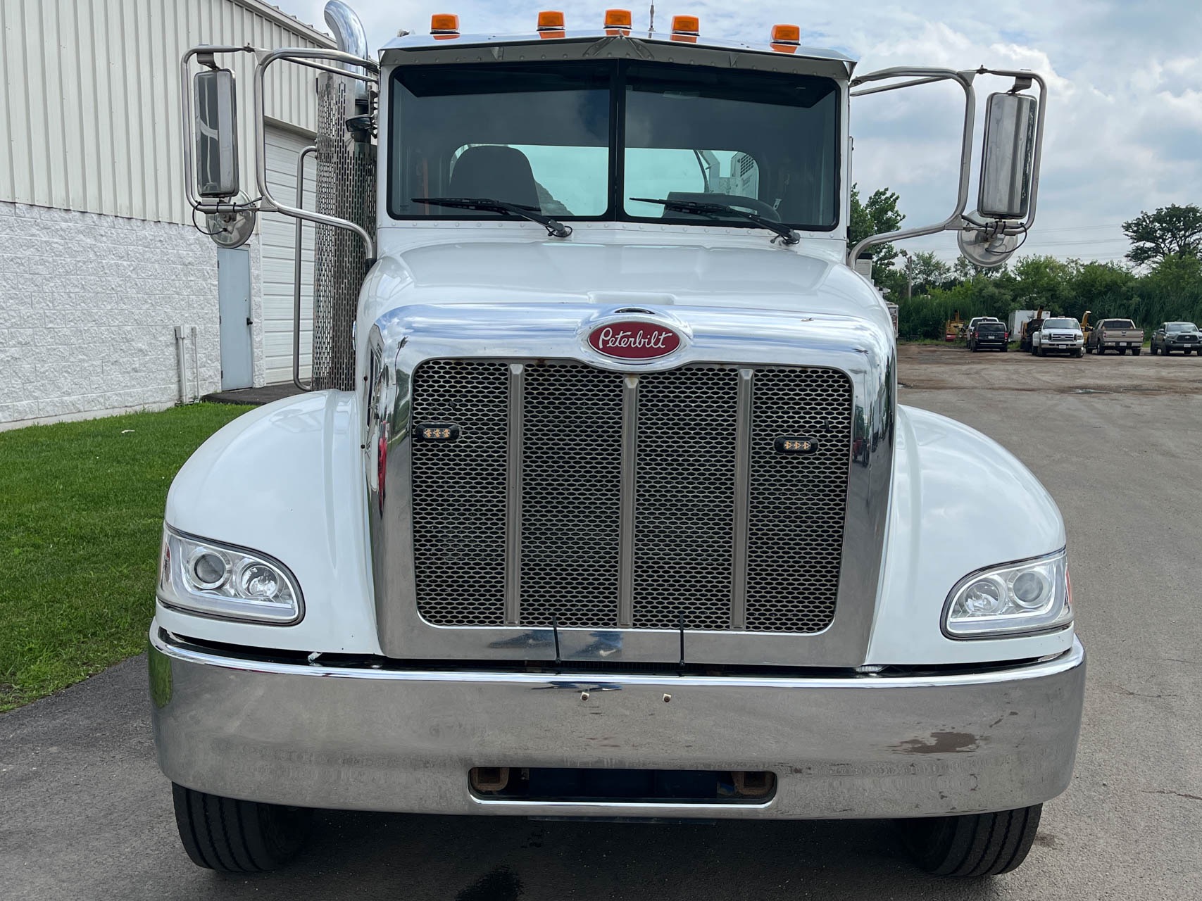 2013 PETERBILT 337 - Image 2