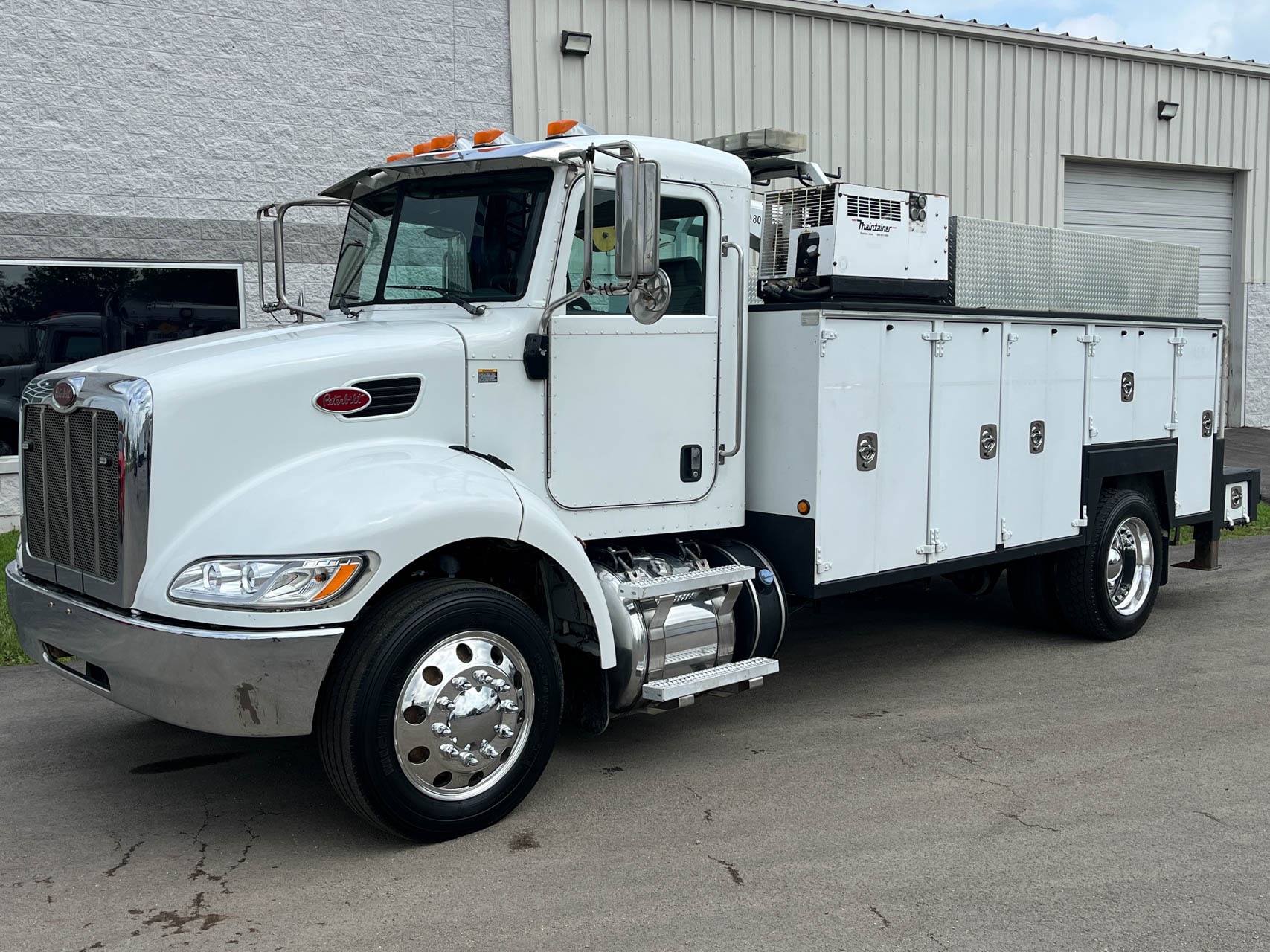 2013 PETERBILT 337 - Image 1