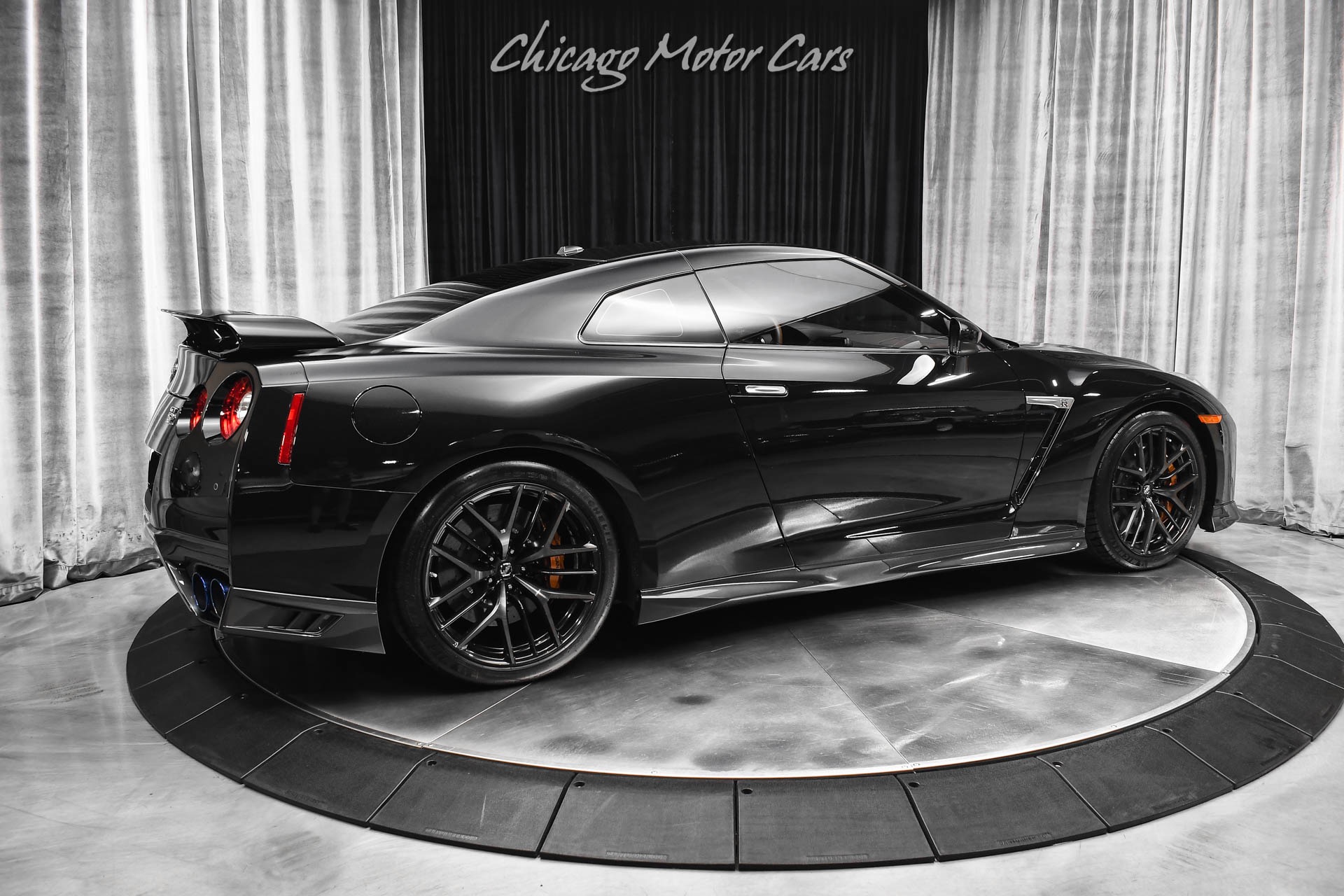 2017 NISSAN GT-R - Image 5