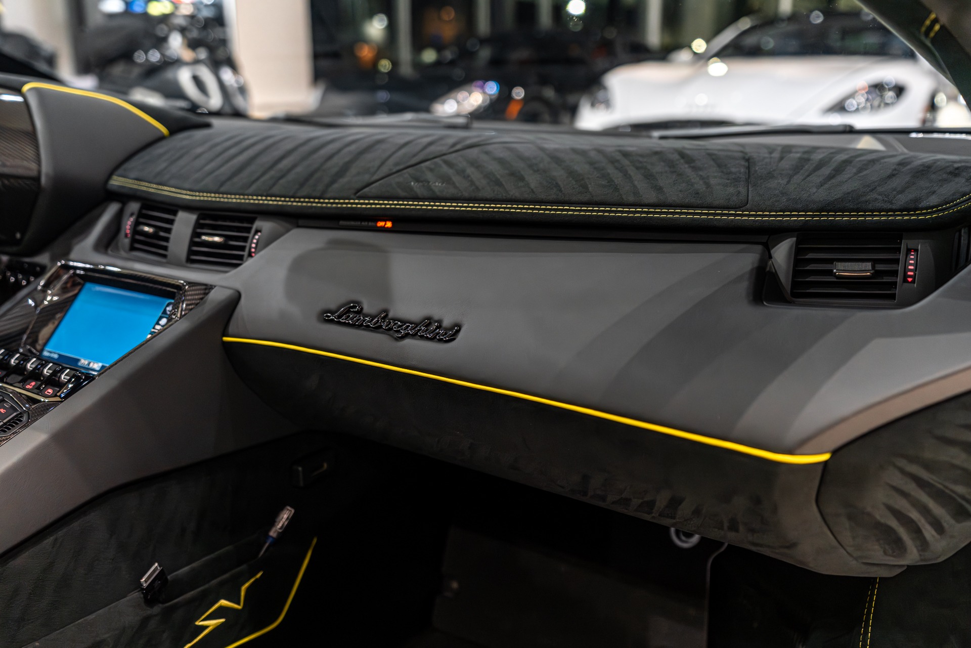 2017 LAMBORGHINI AVENTADOR - Image 27