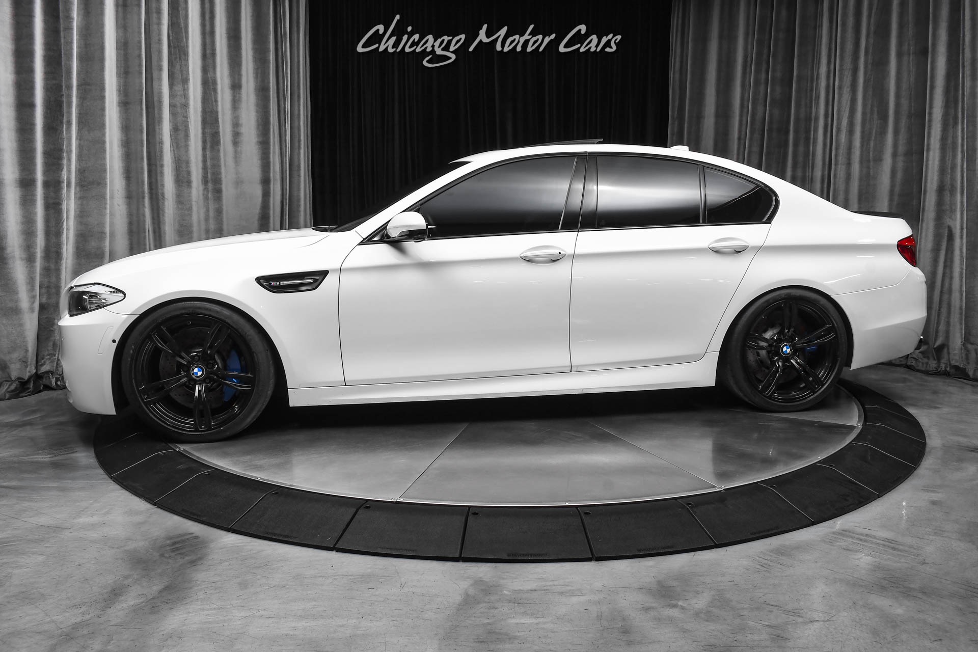 Used 2013 BMW M5 Sedan 39k Miles Executive & Driver Assist Pkg Bowers & Wilkins Audio LOADED for sale $45,800 at Chicago Motor Cars in West Chicago IL 60185 1