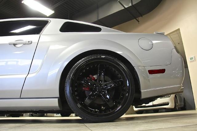 New-2005-Ford-Mustang-GT-Deluxe