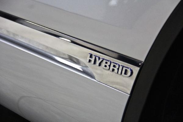 New-2011-Volkswagen-Touareg-Hybrid-V6
