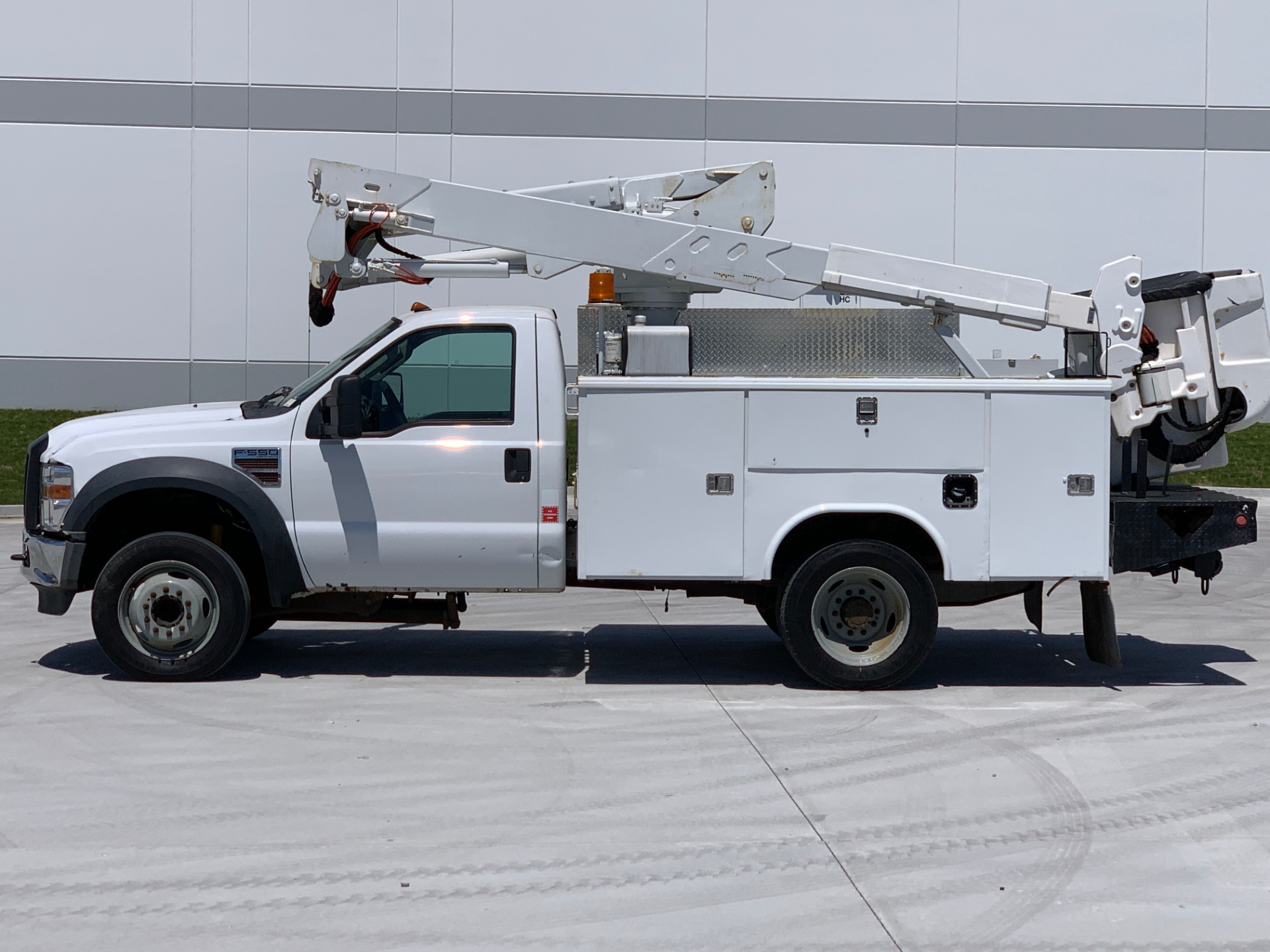 Used-2008-Ford-Super-Duty-F-550-XLT-DRW-2dr-Bucket-Truck