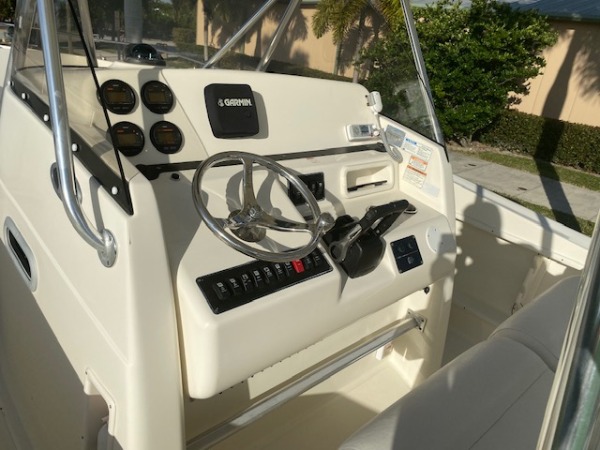 Used-2005-Pursuit-3070CC-Boat