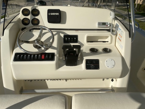 Used-2005-Pursuit-3070CC-Boat