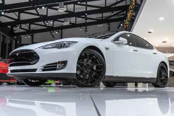 Used 2015 Tesla Model S 70D **$91k + MSRP** for sale Sold at Chicago Motor Cars in West Chicago IL 60185 3
