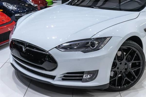 Used 2015 Tesla Model S 70D **$91k + MSRP** for sale Sold at Chicago Motor Cars in West Chicago IL 60185 5