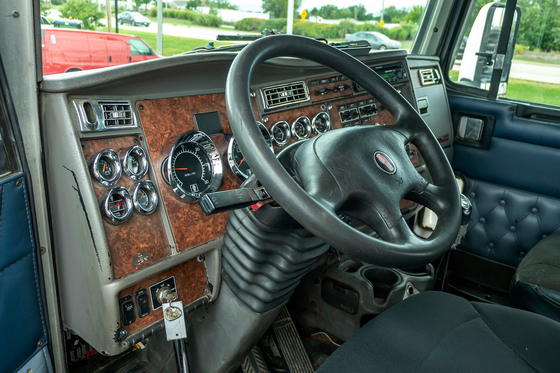 Used-2004-Kenworth-T800-DAY-CAB-Truck-Tractor-C15-Engine