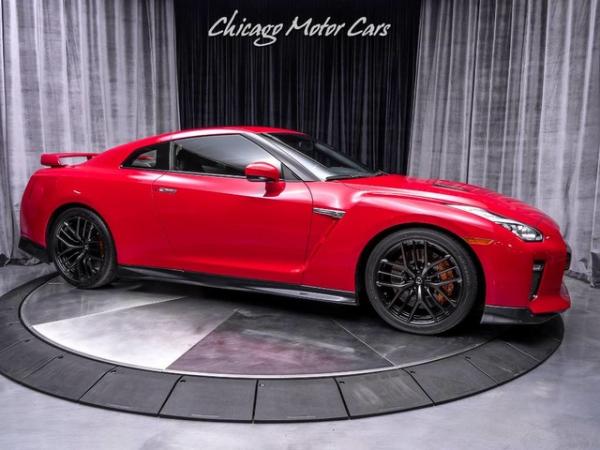 Used 2018 Nissan GT-R Premium Coupe ONLY 4K MILES! for sale Sold at Chicago Motor Cars in West Chicago IL 60185 6