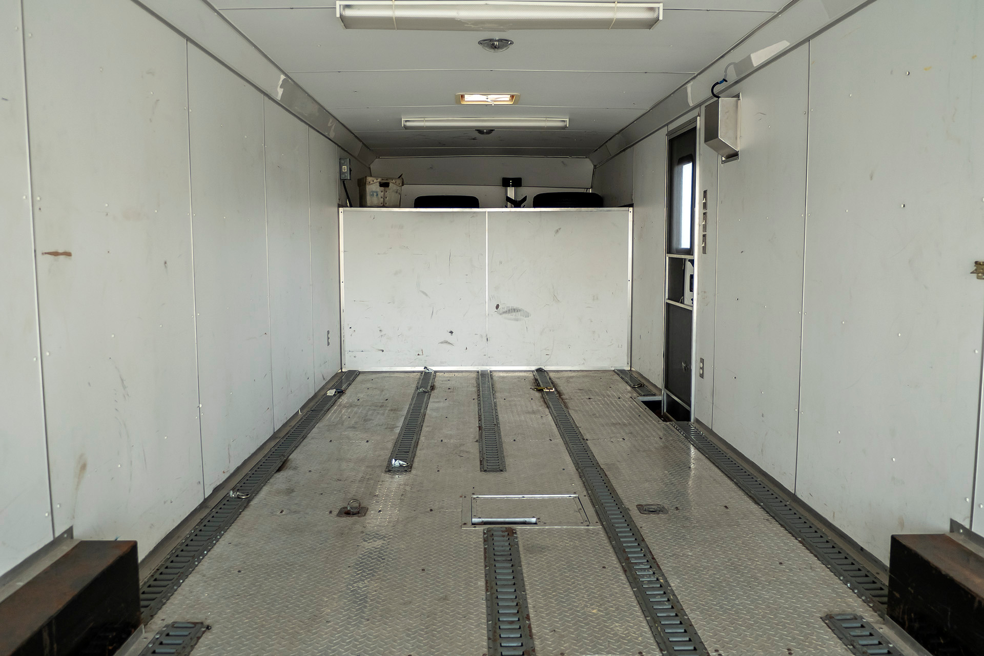 Used-2009-Classic-40ft-enclosed-Trailer-Goose-Neck