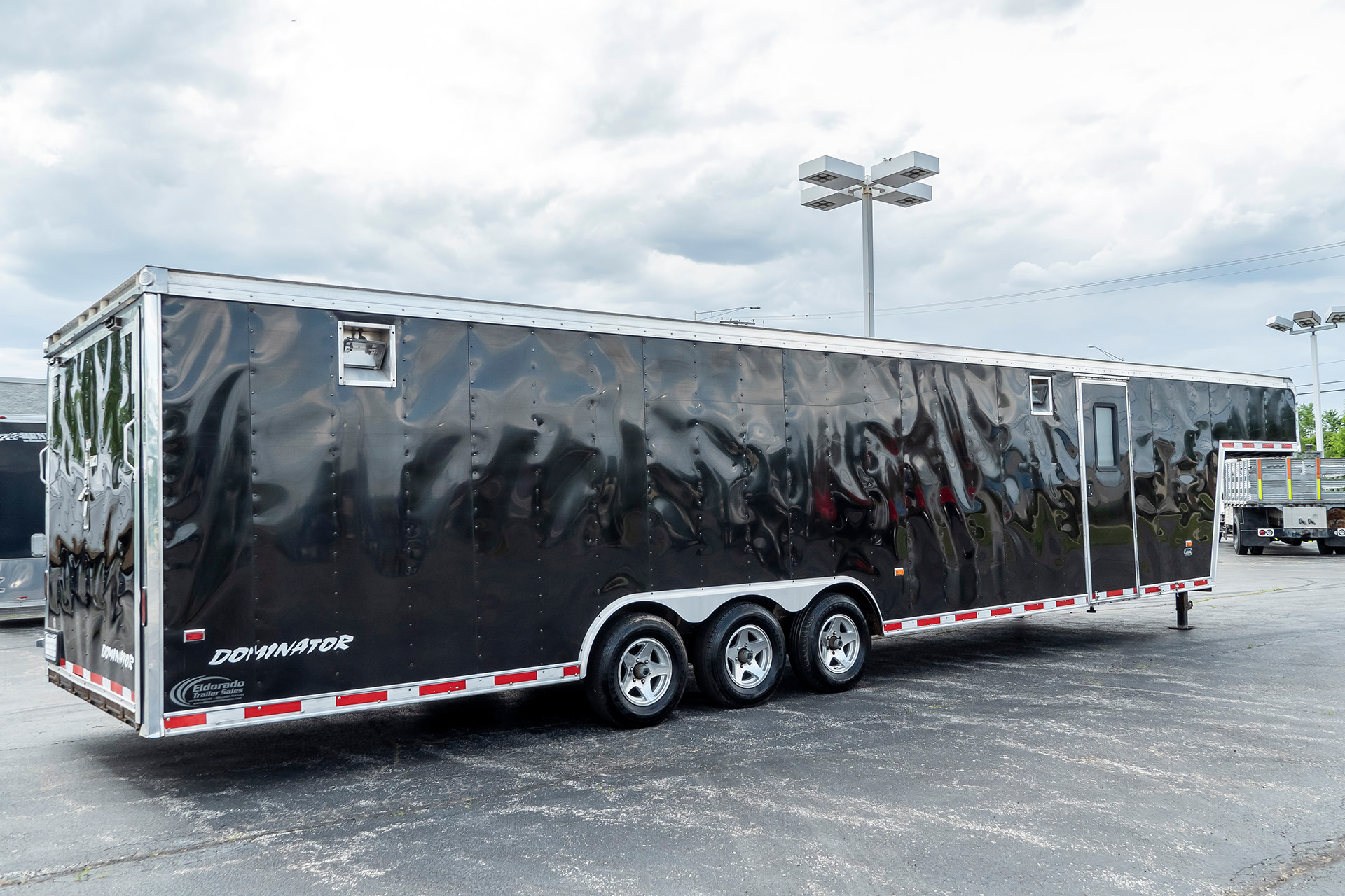 Used-2009-Classic-40ft-enclosed-Trailer-Goose-Neck