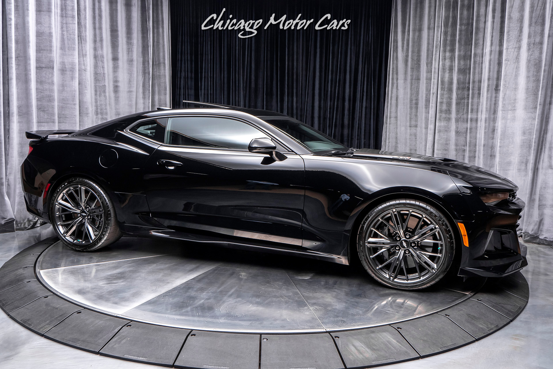 Used-2017-Chevrolet-Camaro-ZL1-Coupe-ONLY-3900-MILES-CARBON-FIBER-HOOD-INSERT-6-Speed-Manual