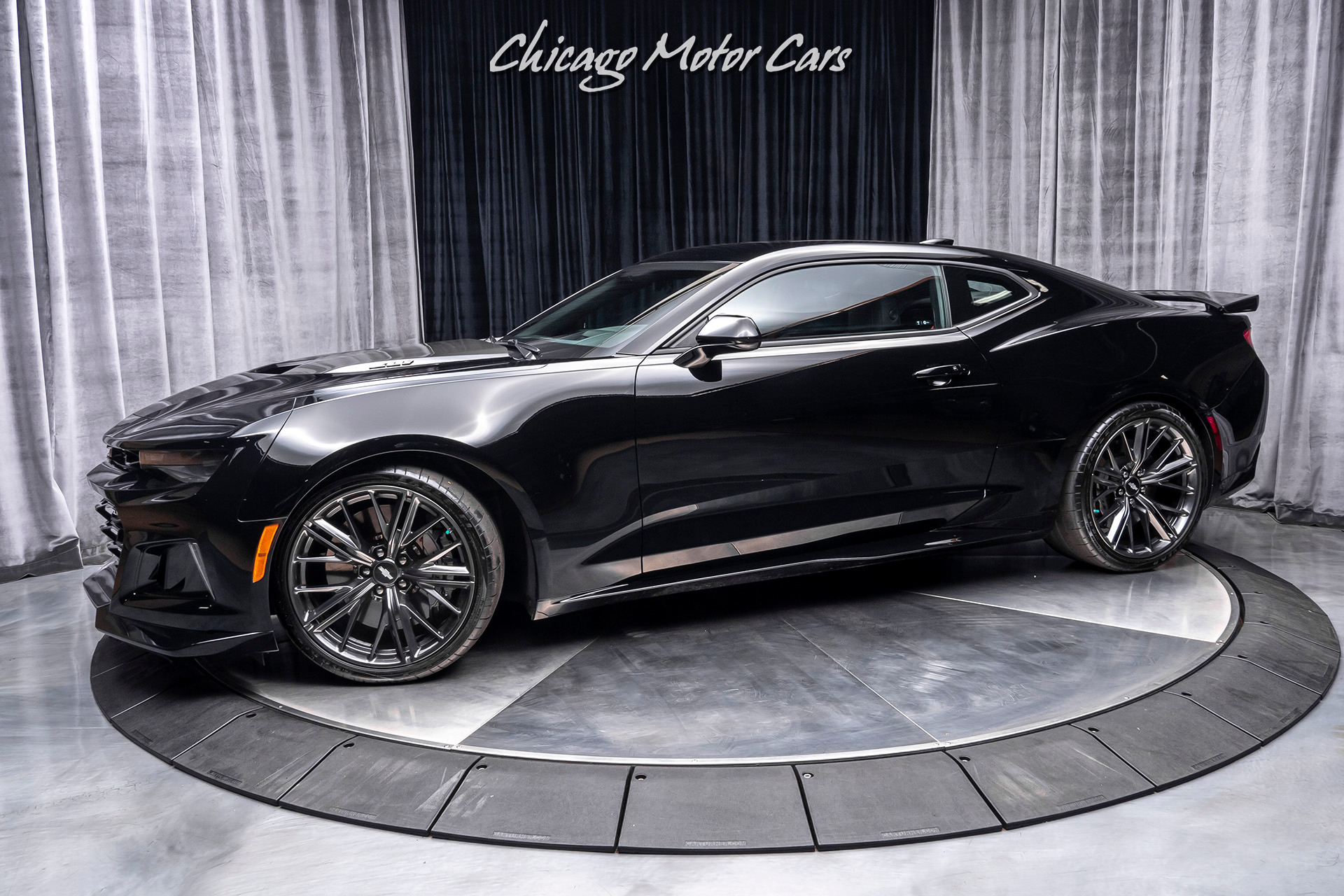 Used-2017-Chevrolet-Camaro-ZL1-Coupe-ONLY-3900-MILES-CARBON-FIBER-HOOD-INSERT-6-Speed-Manual