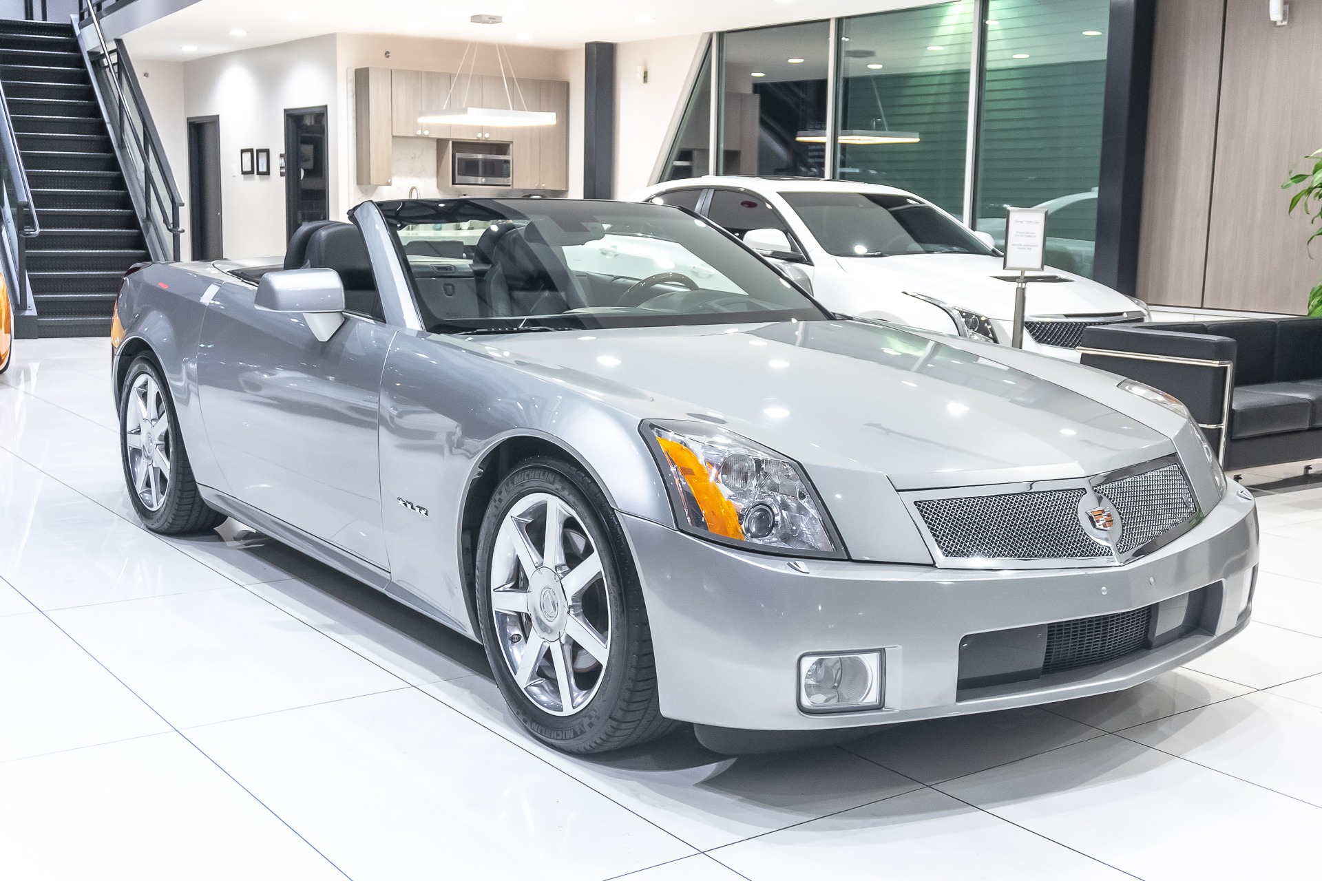 Used-2005-Cadillac-XLR-Hardtop-Convertible-RARE-EXAMPLE