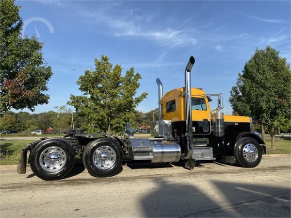 Used 2005 Peterbilt 379EXHD for sale Sold at Chicago Motor Cars in West Chicago IL 60185 3