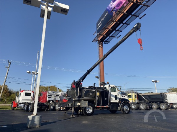 Used-2005-Peterbilt-335-Service-Truck---Tulsa-Crane---Air-Compressor---GeneratorWelder